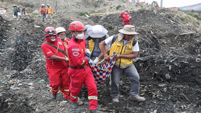 Organizaciones vecinales indicaron que las brigadas de rescate y salvamento habían recuperado la mayoría de los cuerpos de las víctimas del alud de tierra.