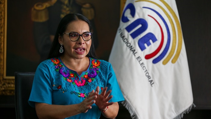La presidenta del Consejo Nacional Electoral de Ecuador, Diana Atamaint, dio su voto a favor de implementar la votación presencial en el exterior.