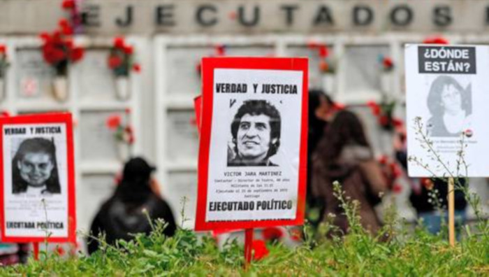Victor Jara fue secuestrado por la dictadura tras el Golpe Militar, en 1973, y fue llevado al Estadio Nacional, que funcionó como centro de reclusión y tortura.