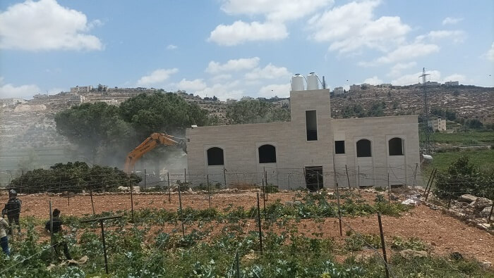 Prohibieron el paso de personas a la zona mientras se llevaba a cabo la demolición de la estructura, ubicada en el área de al-Bouira.