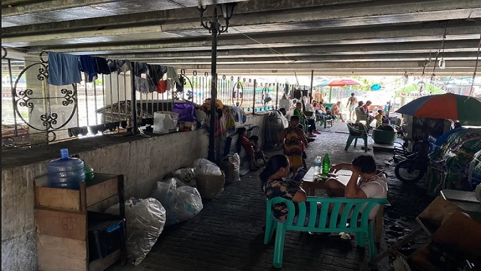 Una de las zonas bajo riesgo en Filipinas por el paso del supertifón resulta la ciudad de Parañaque, cuyos habitantes de un pueblo pesqueron se evacuaron bajo un puente.