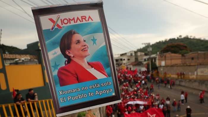 La denuncia de la presidenta hondureña ocurrió después de que la elección de los nuevos fiscales fue pospuesta por la falta de acuerdos.