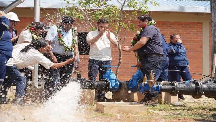 El viceministro de Agua Potable y Saneamiento Básico, Bernardo Nina, afirmó que esta obra permitirá dotar de agua potable a la población las 24 horas del día.