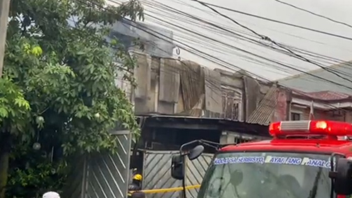 La alcaldesa de Quezon, Joy Belmonte, precisó que unas 18 personas estaban dentro de la viviendo al momento del siniestro, de las cuales tres lograron escapar.