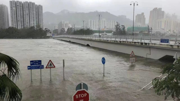 Parte de Sha Tin de Hong Kong está inundada debido a las fuertes tormentas provocadas por el tifón Saola