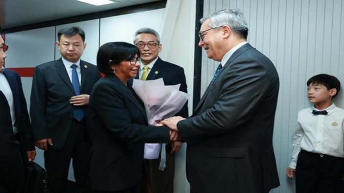 A su llegada, Rpdrìguez  fue recibida con una calurosa bienvenida por el Director de América Latina del Ministerio de Relaciones Exteriores de la República Popular China, Cai Wei..