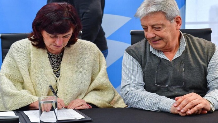 Este acuerdo fue firmado por la ministra de Trabajo, Kelly Olmos, y el secretario general de la UOM, Abel Furlán. Las partes convinieron una reapertura paritaria para el 12 de octubre.