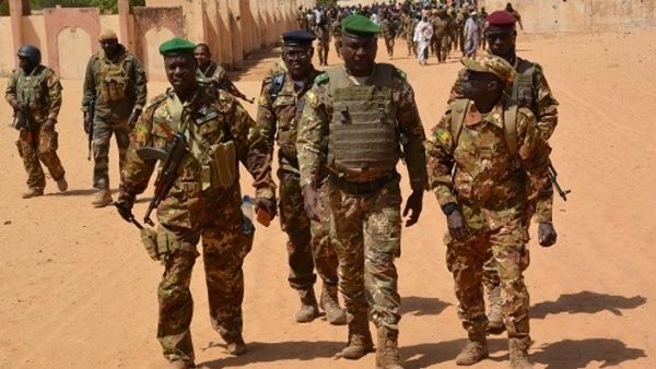 Militares de Mali realizan operaciones de búsqueda de los supuestos responsables de los atentados terroristas.