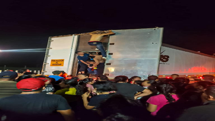 Las autoridades informaron que dentro del camión, en el contenedor, viajaban también menores de edad.