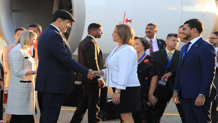 El jefe de Estado venezolano arribó a la capital cubana poco antes de las 09H00 hora local. Recibió la bienvenida de parte de la ministra de Comercio Interior, Betsy Díaz Velázquez.