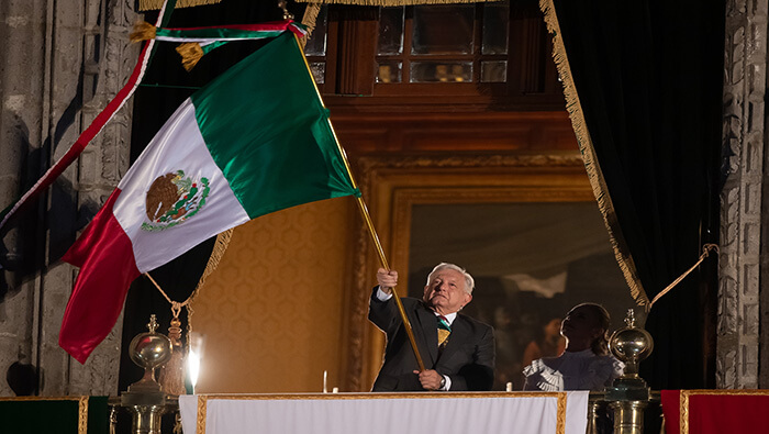 El mandatario ofició la celebración del inicio de la lucha de la Independencia mexicana en el Zócalo de la Ciudad de México.