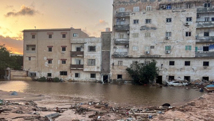En el este de Libia, el caos reina tras las devastadoras inundaciones que dejaron destrucción, miedo a enfermedades y una búsqueda desesperada de más de 10 100 desaparecidos según la ONU.