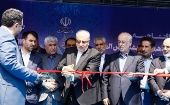 Oyi (centro) cortó la cinta inaugural de Iran Plast 2023, expo comercial a la que asisten 230 empresas extranjeras y 640 firmas nacionales.