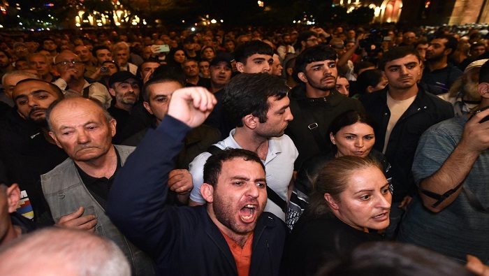 Cientos de manifestantes armenios realizaron encuentros violentos con la policía cerca de la sede del Gobierno.