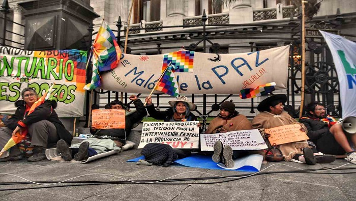 Los manifestantes mostraron su determinación a permanecer en las afueras del Congreso argentino durante el tiempo que sea necesario.
