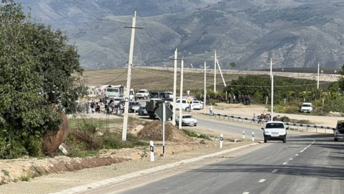 Comienzan a salir vehículos de ciudadanos de Nagorno Karabaj dirección a Armenia, escoltados por las fuerzas de paz rusas.