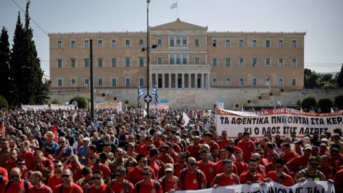 El Partido Comunista de Grecia (KKE) y la Juventud Comunista de Grecia (KNE) han expresado su apoyo y solidaridad con los trabajadores que protestan. 