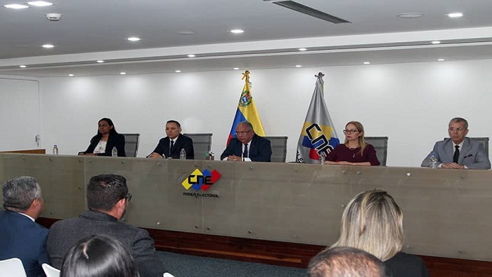 El presidente del Consejo, Elvis Amoroso, dijo que la reunión previa al anuncio “fue una reunión muy profesional”.