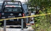 Funcionarios policiales inician las investigaciones sobre la aparición de los restos humanos en varias zonas de la ciudad de Monterrey.