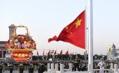 Más de 300 mil personas se reunieron en la Plaza de Tiananmen para presenciar la solemne ceremonia de izamiento de la bandera. 