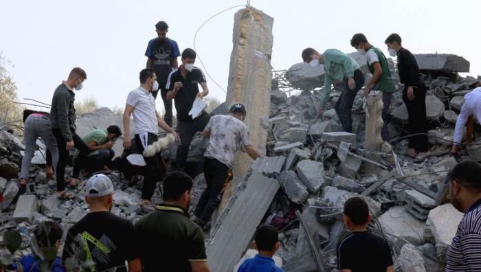 La cifra de palestinos muertos por los bombardeos israelíes se elevó este sábado a 2.215, entre ellos hay 724 niños.
