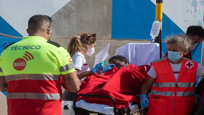 En Puerto Naos fueron asistidos por el personal sanitario de del Servicio de Urgencias Canario (SUC) y voluntarios de Cruz Roja.