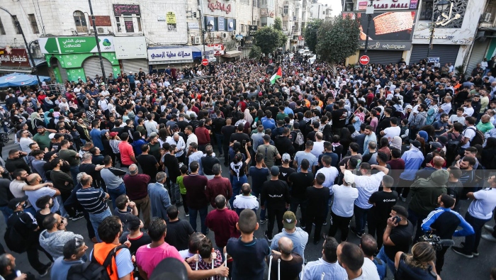 Miles de manifestantes en Cisjordania portaron la bandera palestina, corearon consignas y marcharon por las calles.