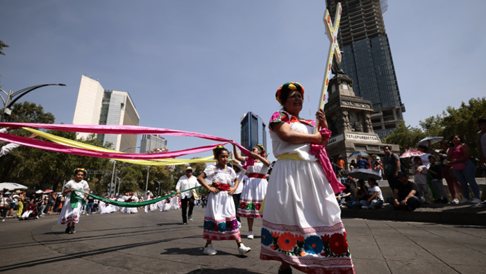 Las festividades por el Día de Muertos iniciaron este sábado en Ciudad de México con un desfile de 200 alebrijes, figuras de animales fantásticos que se han asociado con esta celebración.