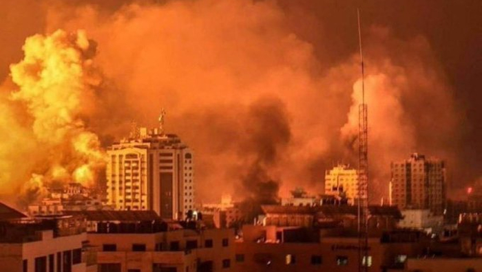 El director de medios de la Media Luna Roja Palestina dijo que el ejército israelí ha amenazado con bombardear el Hospital de Al-Quds en cualquier momento.