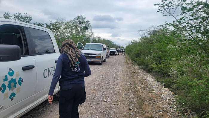 Funcionarios de la CNB colaboran en la búsqueda de dos personas desaparecidas en el estado mexicano de Nuevo León.