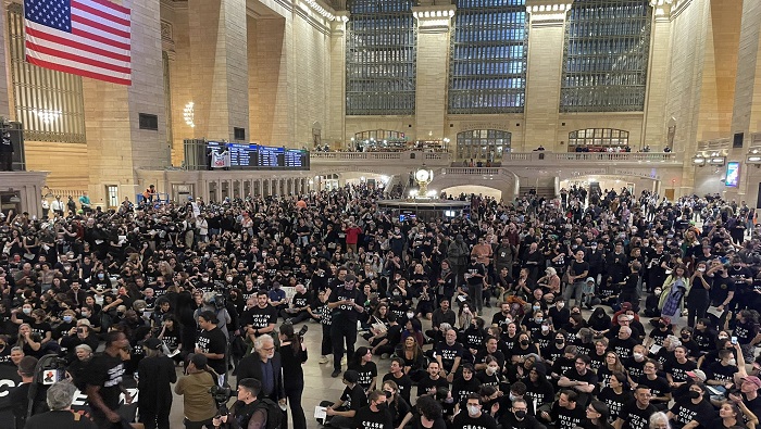 Miles de personas protestaron en el vestíbulo principal de Grand Central vistiendo camisetas negras con mensajes como 