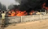 Los videos que circularon en las redes sociales mostraban una enorme columna de humo saliendo del lugar, donde se veían varios autos en llamas.