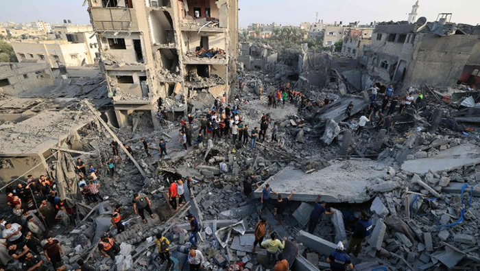 La ofensiva militar de Israel sobre Gaza ha dejado unos 1,5 millones de desplazados, quienes se enfrentan al colapso de los hospitales.
