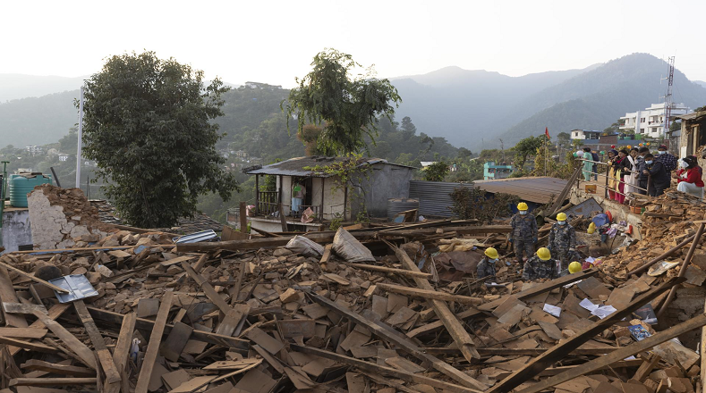 Debido al bloqueo de las carreteras por el impacto del terremoto, los equipos de salvamento tuvieron que llegar a pie a las zonas más afectadas.