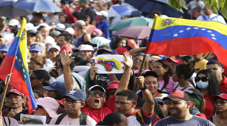 Con las banderas como símbolo, el pueblo venezolano ha salido en estos días a las calles por la lucha a favor del referéndum consultivo en defensa de Guayana Esequiba a realizarse el próximo 3 de diciembre. 