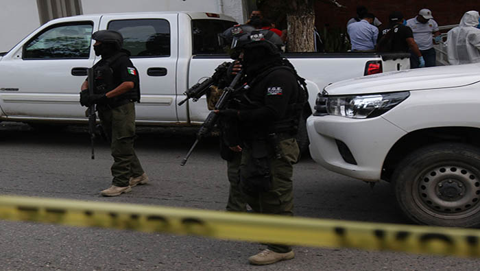Policias del estado de Zacatecas acordonan el sitio donde fueron hallados los cadáveres en el municipio de Loreto.