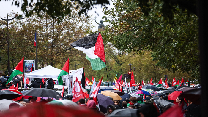 Durante la marcha los participantes portaron pancartas y banderas palestinas y denunciaron  los crímenes de las fuerzas de ocupación israelí contra la población civil de Palestina.