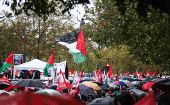 Durante la marcha los participantes portaron pancartas y banderas palestinas y denunciaron  los crímenes de las fuerzas de ocupación israelí contra la población civil de Palestina.