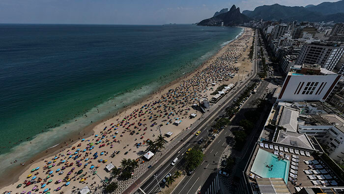 Cientos de persones acuden a las playas de Rio de Janeiro para refrescarse del calor.