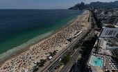 Cientos de persones acuden a las playas de Rio de Janeiro para refrescarse del calor. 