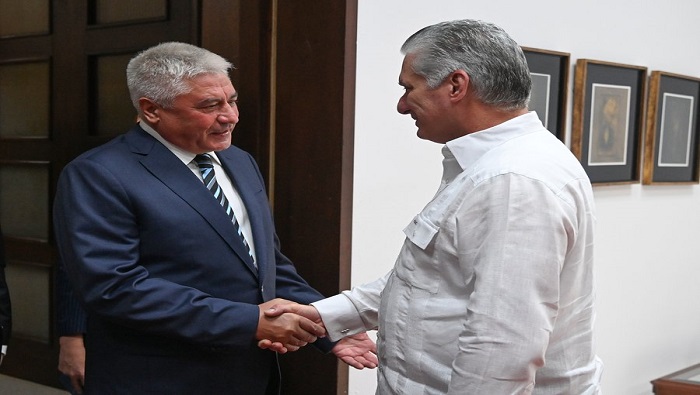 El mandatario cubano Miguel Díaz-Canel recibió en el Palacio de la Revolución al representante ruso Vladímir Kolokóltsev. 