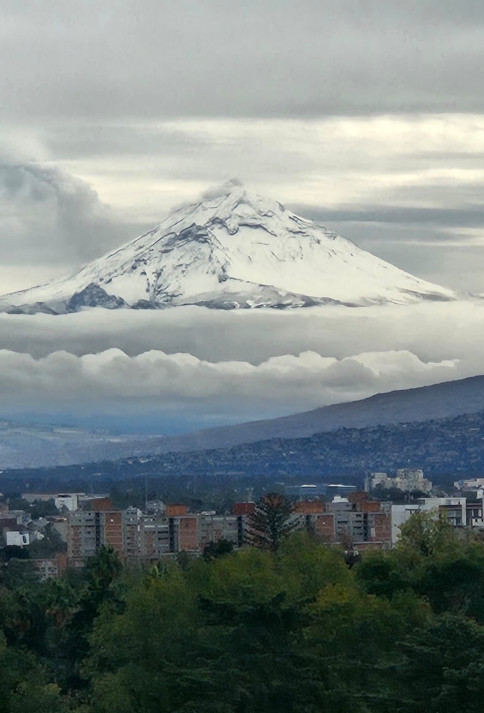 Las autoridades mexicanas han alertado a no exponerse intentando llegar a los volcanes para verlos de cerca..