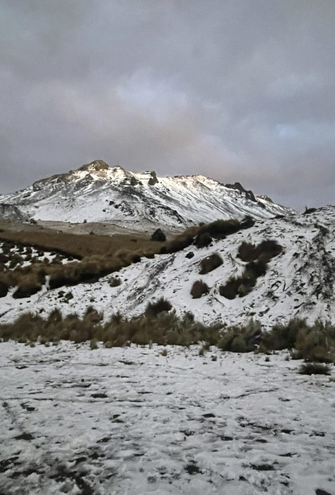 El volcán Nevado de Toluca, ubicado en el Estado de México, vecino a la capital mexicana, también se cubrió de nieve, pese a que aún falta casi un mes para que ingrese el invierno (boreal).