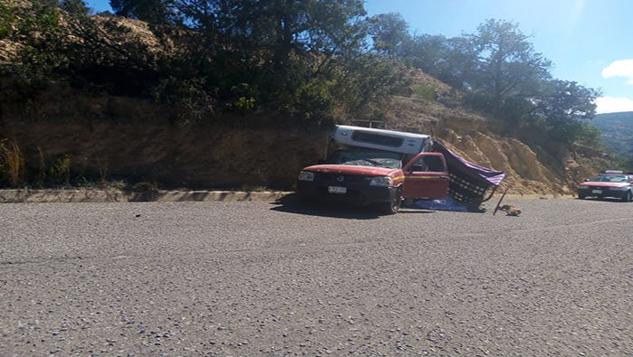 Los cuerpos de las víctimas fueron localizados en el interior de la camioneta y uno más en medio de la carretera que une  las localidades de Nochixtlán y Guadalupe Victoria.