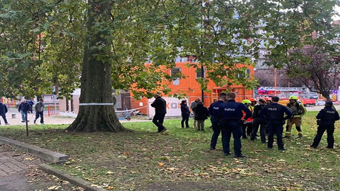 Policías belgas rodean uno de los colegios que fueron víctimas de la amenazas de bombas.