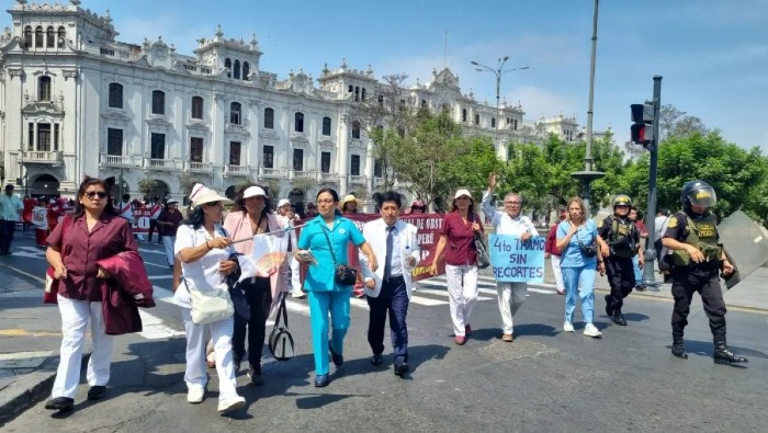 De acuerdo con la secretaria general de la Federación de Enfermeros del Perú, Marisabel Miranda Vera; el ministro de Salud, Vásquez Sánchez: 
