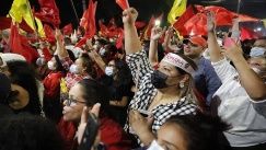 En la noche de ese día en Tegucigalpa miles de personas se empezaron a aglutinar alrededor de la pequeña sede del Partido Libertad y Refundación (LIBRE).