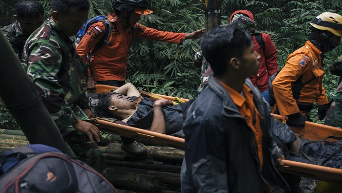 Los supervivientes fueron encontrados “en un estado debilitado y algunos tenían quemaduras”, dijo una fuente.