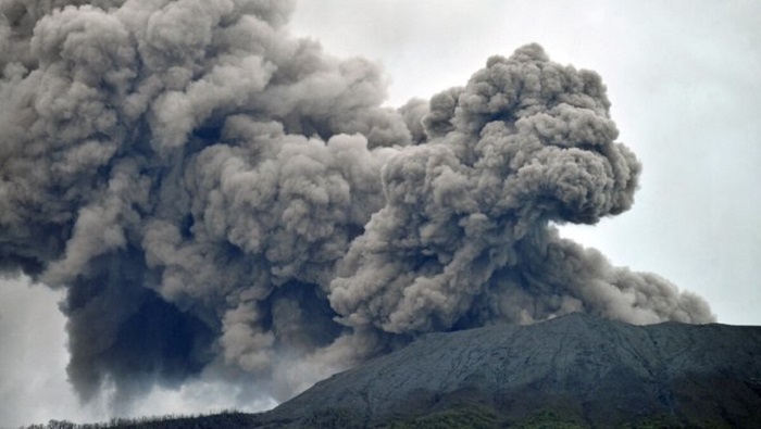 La constante actividad volcánica impide las evacuaciones en helicóptero.