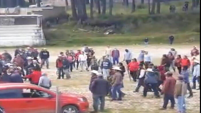 Campesinos se movilizan tras el enfrentamiento con supuestos criminales ligados al grupo delictivo conocido como La Familia Michoacana.